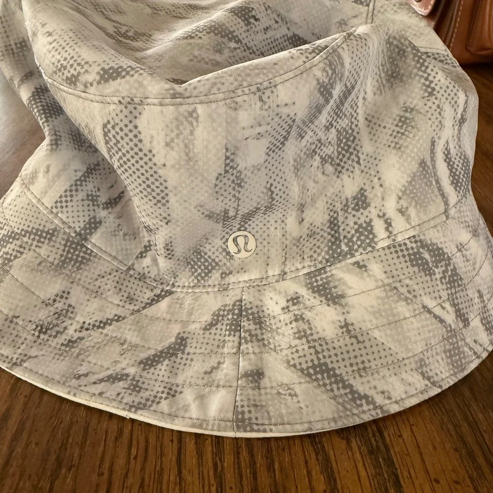 Lululemon‎ Reversible Bucket Hat White Gray Abstract Print Festival Travel